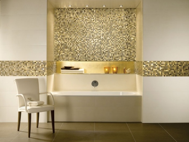 carrelage-salle-bains-mosaique-couleur-or-baignoire-niche-murale