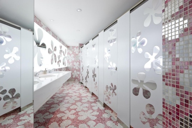 carrelage-salle-bains-mosique-rose-blanc-porte-verre-dépoli-motifs-floraux-laser