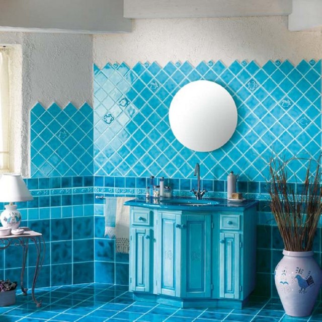 carrelage-salle-bains-mural-sol-bleu-cobalt-meuble-sous-vasque-bois-peint-bleu