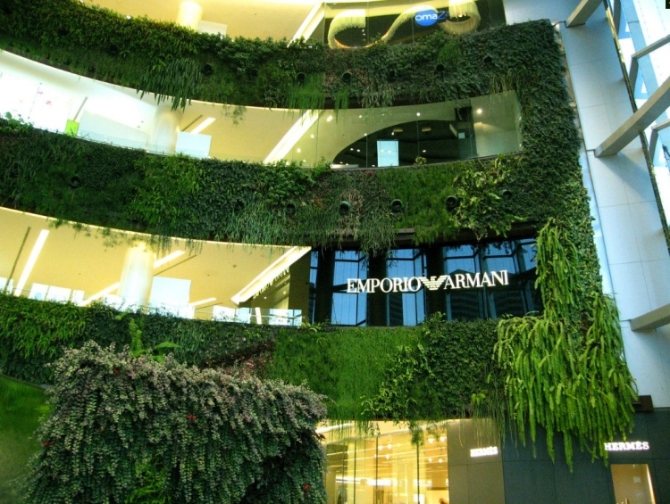 centre commercial moderne murs balcons végétalisés