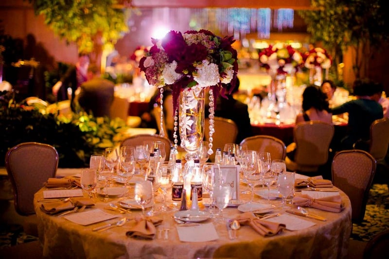 centre-table-hauteur-fleurs-cristaux-décoration-mariage