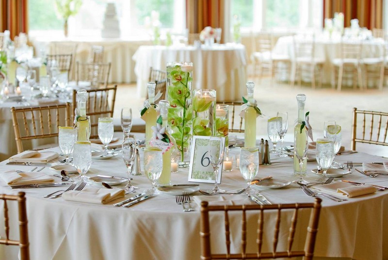 centre-table-mariage-vase-orchidée-verte-élégante