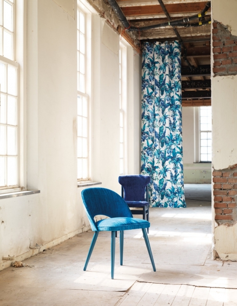 chaises rembourées tissus ameublement bleus rideaux