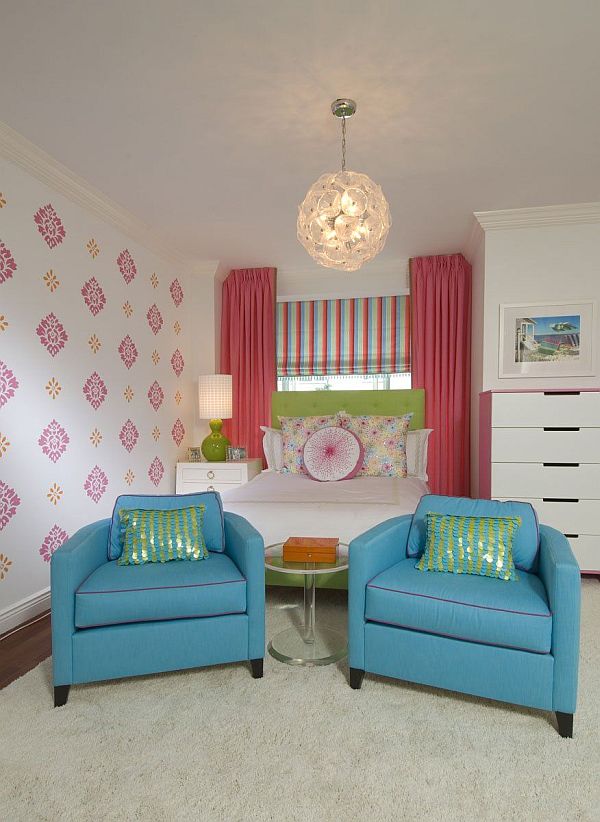 chambre-ado-fille-blanche-décorée-rideaux-corail-fauteuils-bleus