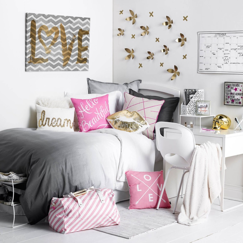 chambre ado fille -déco-murale-fleurs-3d-coussins-blanc-rose