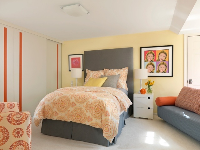 chambre-ado-fille-jaune-pastel-meubles-gris-textile-orange-blanc