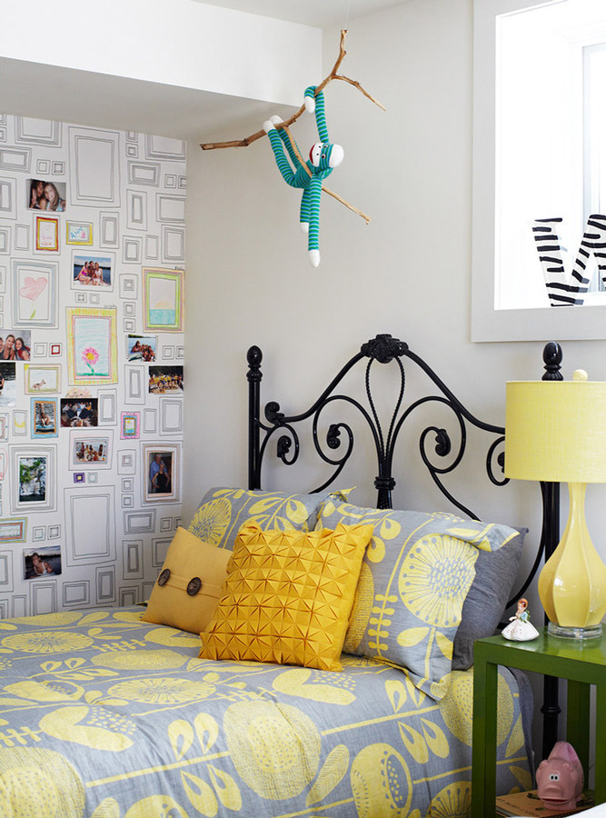 chambre ado fille-literie grise jaune papier peint cadres -photos