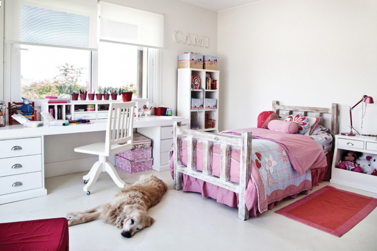chambre ado fille -mobilier-blanc-literie-rose-bleu-layette