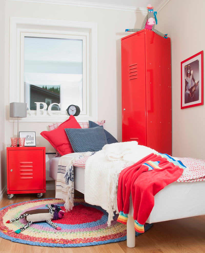 chambre ado fille -mobilier-rouge-tapis-rond-multicolore