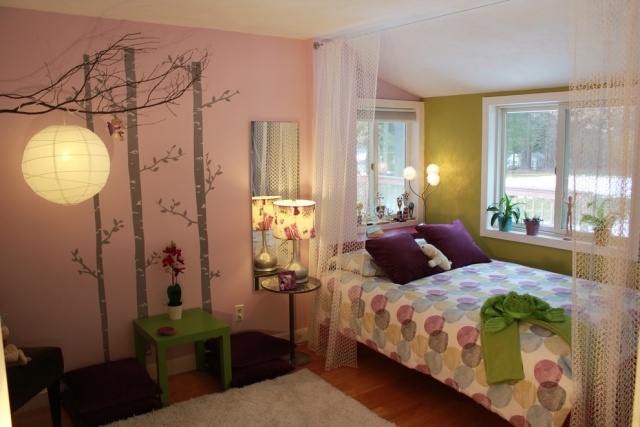 chambre-ado-fille-rose-pastel-vert-lampion-stickers-arbres