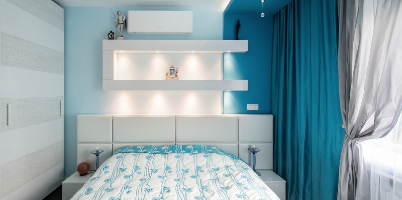 chambre-adulte-meubles-blancs-peinture-bleu-pâle-rideaux-turquoise