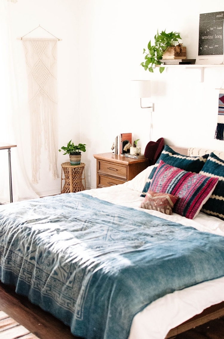 chambre-boheme-chic-coussins-couverture-bleue-tricotage-décoratif