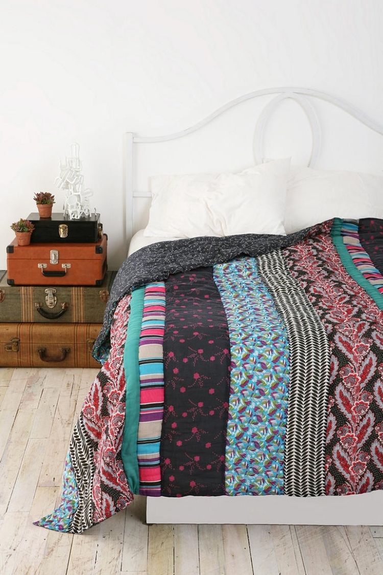 chambre-boheme-couverture-motifs-multicolores-patchwork-table-chevet-valises