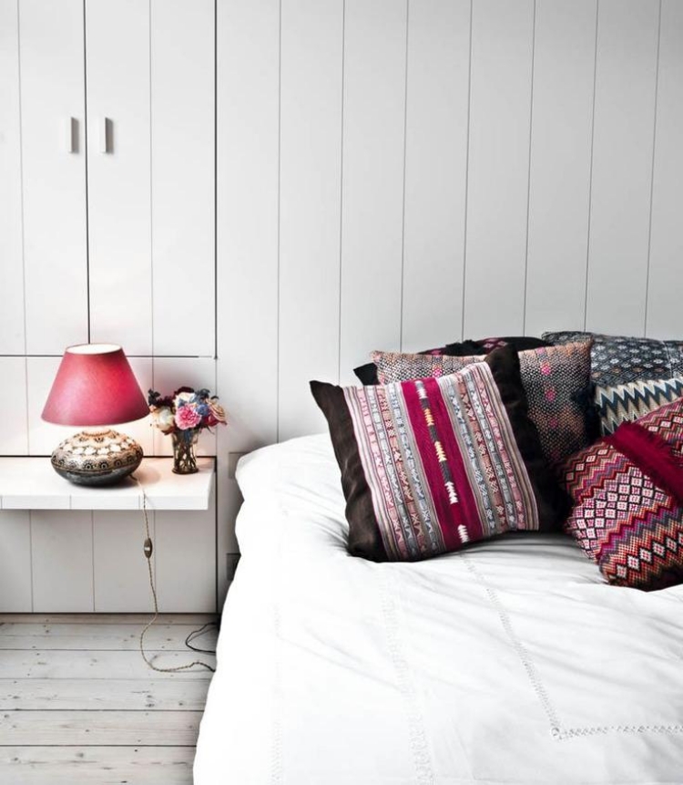 chambre-boheme-lambris-mural-blanc-coussins-motifs-multicolores-magenta chambre bohème