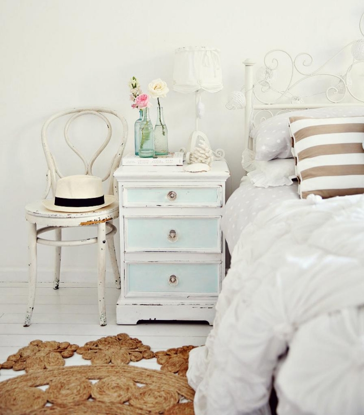 chambre-boheme-literie-blanche-coussin-rayures-blanc-beige-tapis-sisal chambre bohème