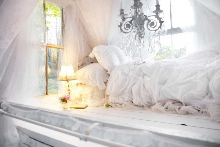 chambre-boheme-literie-blanche-tulle-lustre-pampilles-vintage chambre bohème