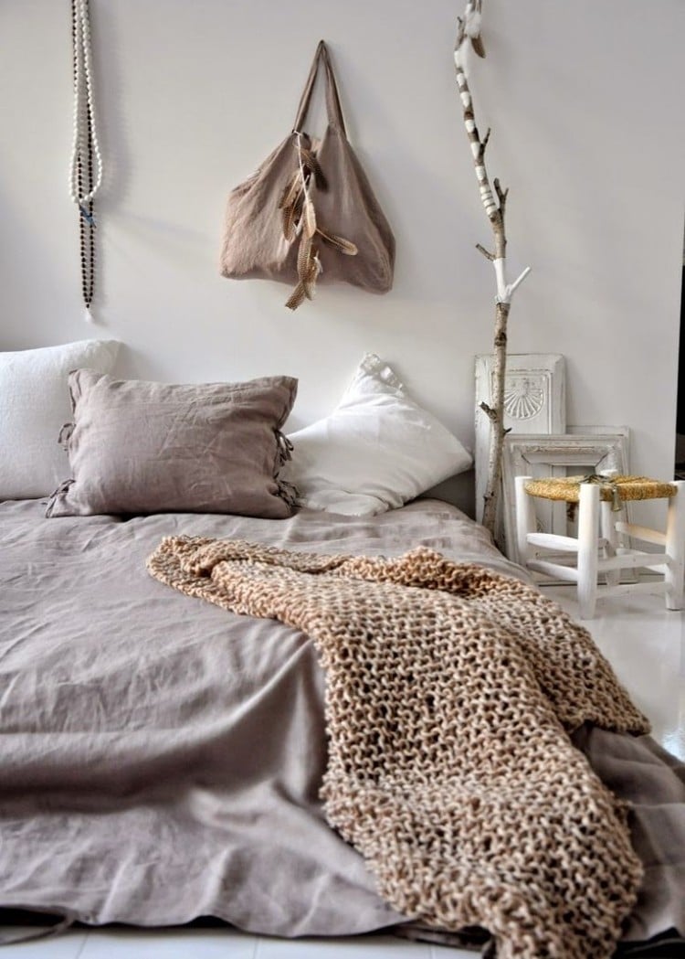 chambre-boheme-literie-grise-couverture-tricotée-sac-tissu-gris-plumes-colliers-perles chambre bohème