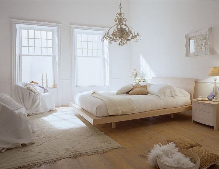 chambre-boheme-lustre-vintage-tapis-beige-fauteuils-couverture-blanche-coussins