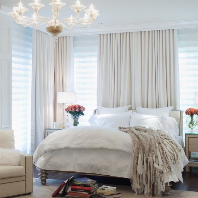 chambre-boheme-rideaux-beige-couverture-tricotée-fleurs-lustre-vintage