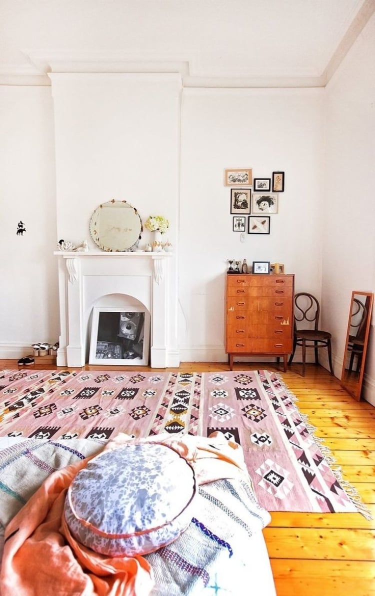 chambre-boheme-tapis-rose-motifs-ethnques-cheminée-blanche-commode-bois chambre bohème