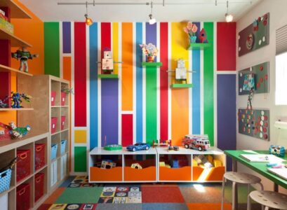 chambre-enfant-deco-murale-multicolore-etageres-rangement