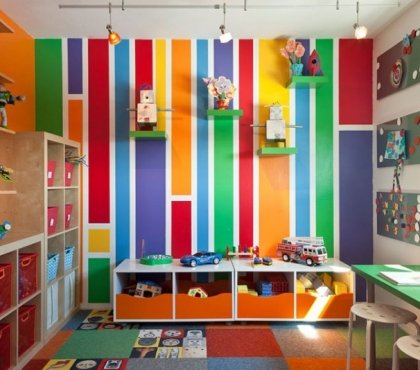 chambre-enfant-deco-murale-multicolore-etageres-rangement