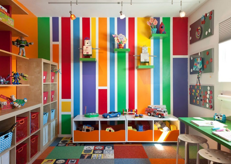 chambre-enfant-deco-murale-multicolore-etageres-rangement