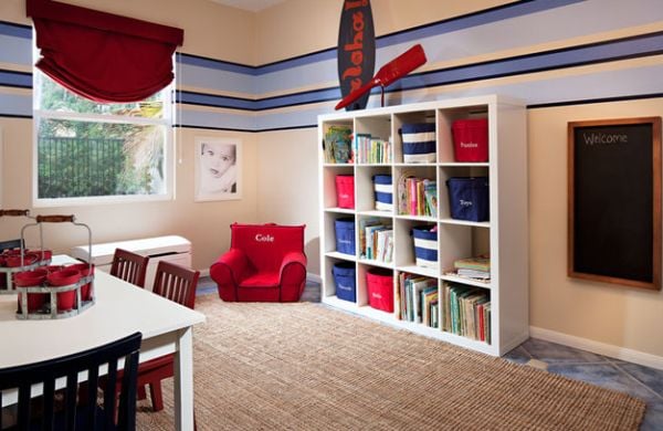 chambre-enfant-etageres-rangement-fauteuil-peinture-murale-sabl-tapis