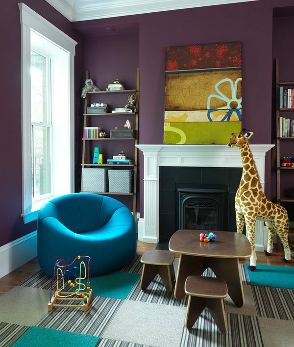 chambre-enfant-girafe-fauteuil-bleu-coin-jeu-tapis-etageres-rangement
