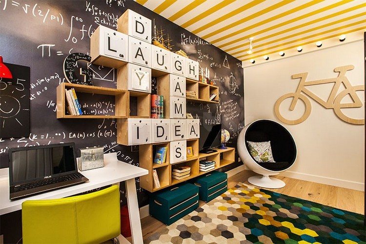 chambre enfant -peinture-ardoise-étagère-bois-tapis-motif-hexagonal