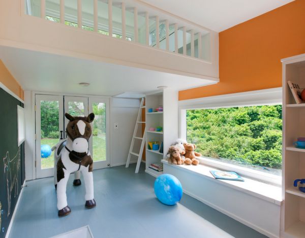 chambre-enfant-peinture-murale-orange-echelle-jouets-etageres-rangement