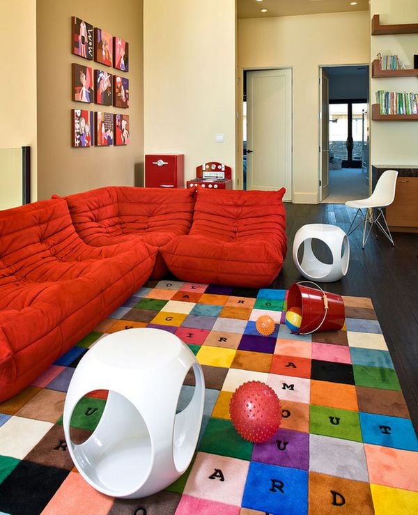 chambre-enfant-tapis-canape-rembouree-angle-rouge-chaises-etageres-rangement
