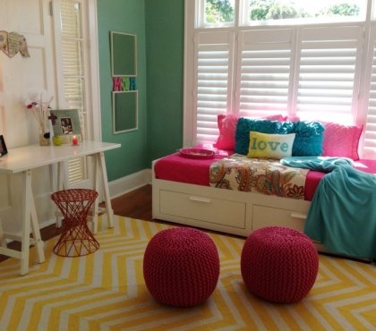 chambre-fille-murs-verts-poufs-rose-coussins-turquoise-tapis-jaune