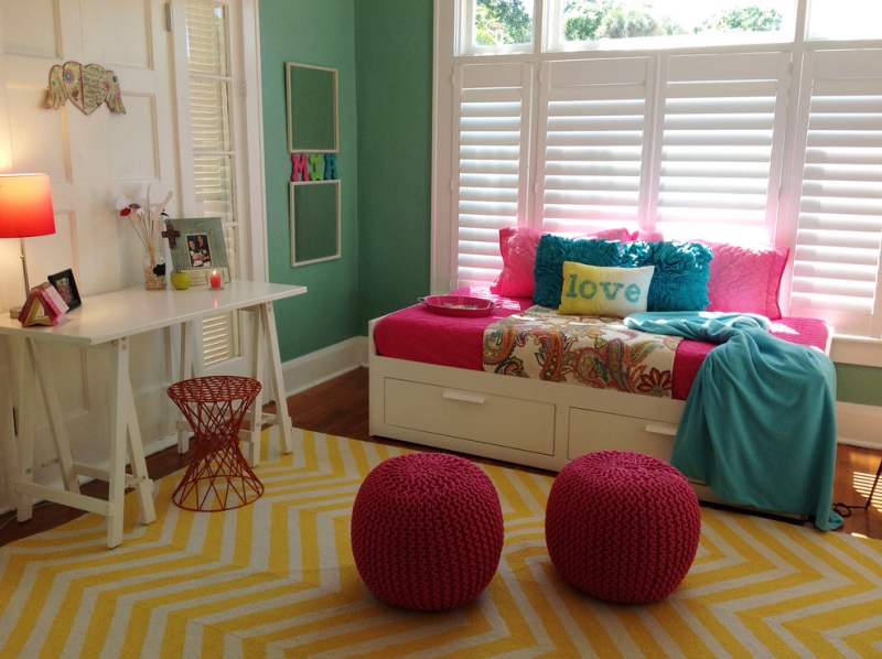 chambre-fille-murs-verts-poufs-rose-coussins-turquoise-tapis-jaune