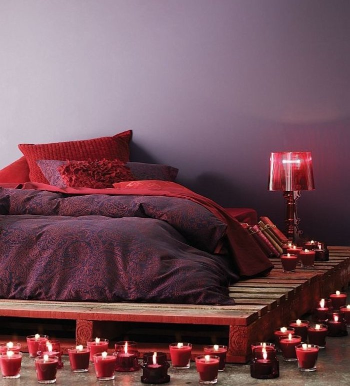 chambre-romantique-lit-palettes-bois-lampe-Kartell-bougies