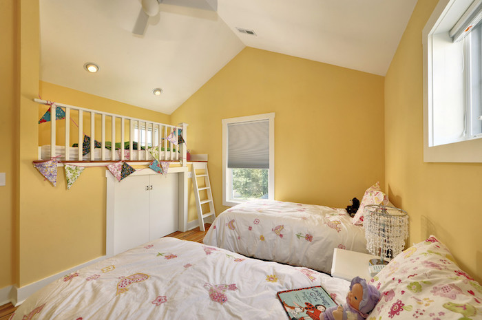 chambre-sous-combles-3-enfants-peinte-jaune-orangé-pastel