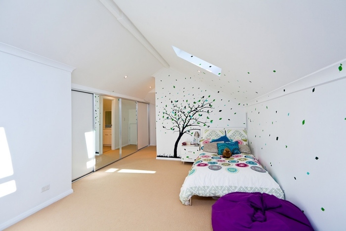 chambre sous combles petit-lit-deco-murale-enfant-arbre