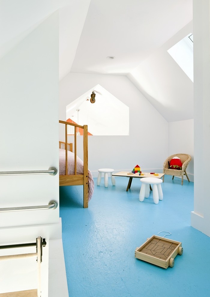 chambre-sous-combles-pour-enfant-blanche-sol-peint-bleu-ciel