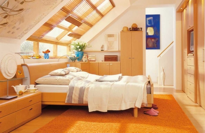 chambre-sous-combles-tapis-orange-armoire-rangement