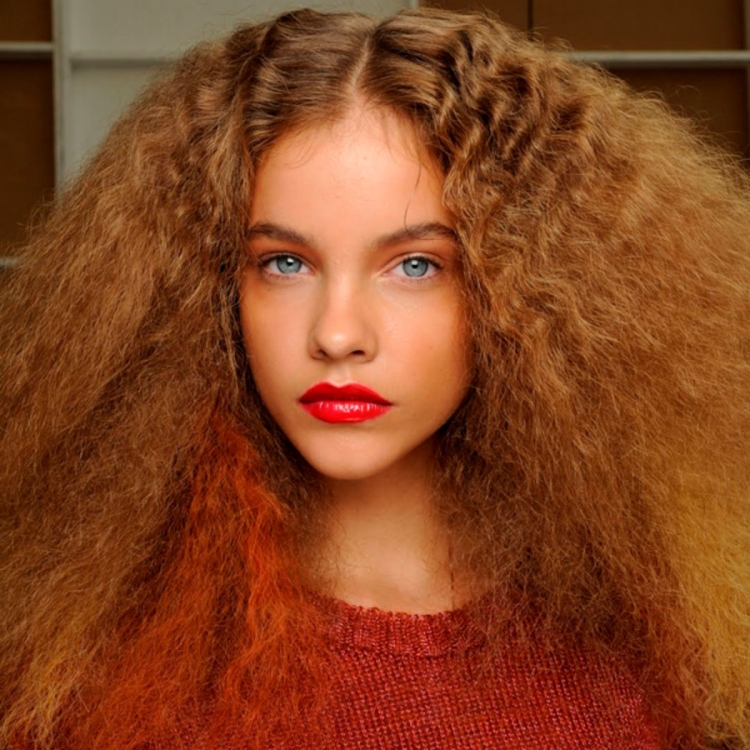 coiffure-annees-80-cheveux-gaufrés-volumineux-mèche-rouge coiffure des années 80
