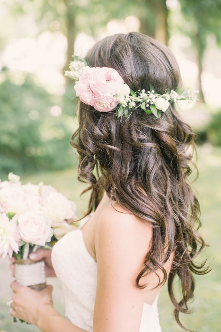coiffure de mariée couronne de fleurs organisation-mariage plein-air