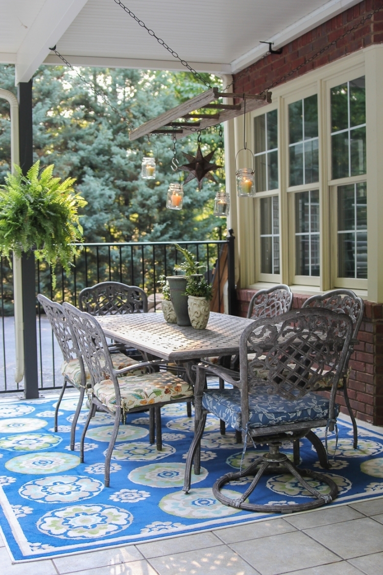 coin-repas plein air meubles métalliques tapis extérieur bleu