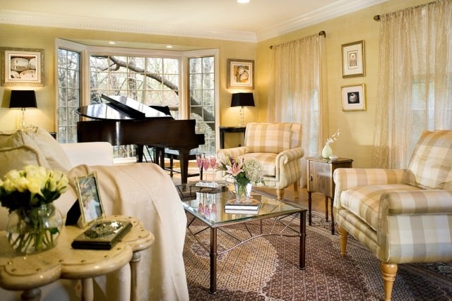 couleur-or-cadre-deco-murale-salon-fauteuil-piano