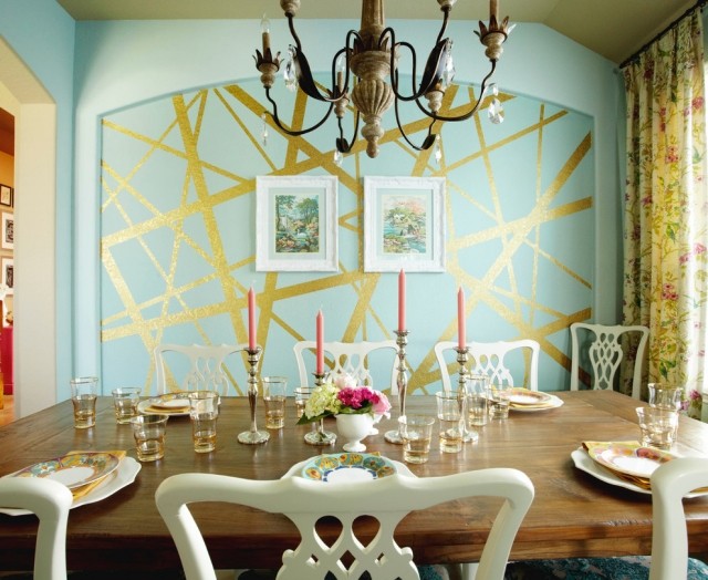 couleur-or-peinture-turquoise-table-manger-bois-chaises-rideau-suspension-plafond