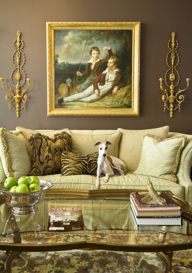 couleur-or-salon-cadre-deco-murale-canape-droit-coussin-table
