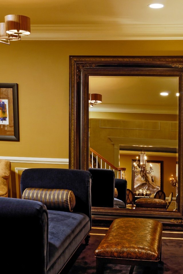 couleur-or-salon-polochons-ottoman-miroir-deco-murale
