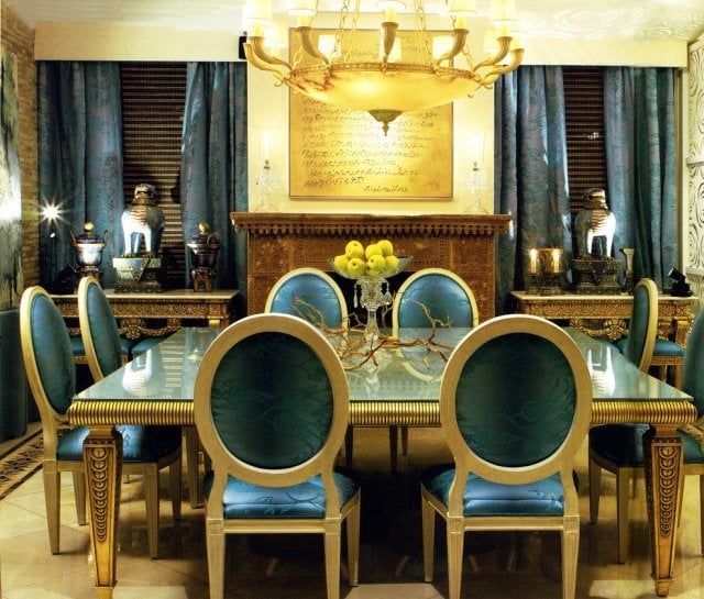 couleur-or-salon-suspension-plafond-table-manger-chaises-cheminee