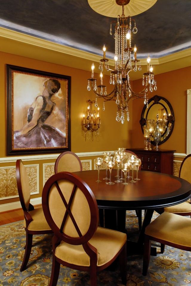 couleur-or-salon-suspension-plafond-table-manger-chaises-deco-murale