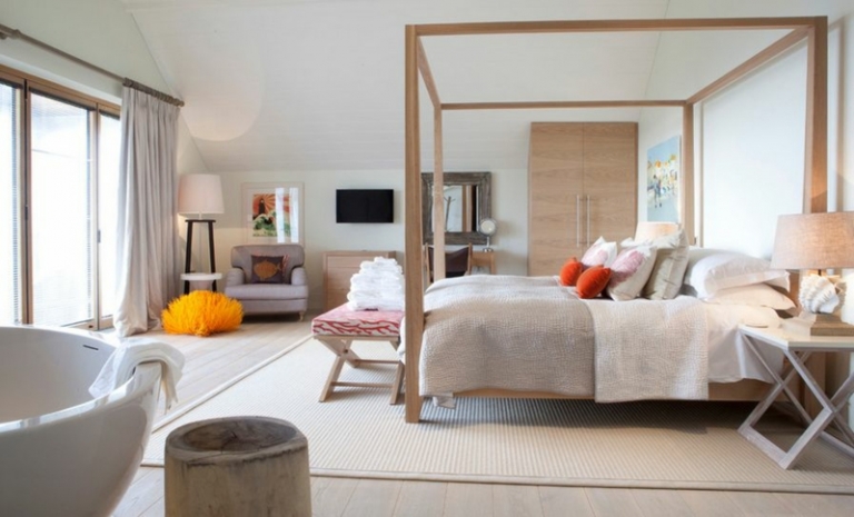couleurs-neutres-chambre-coucher-blanche-lit-bois-clair-tapis-beige-clair-accents-orange-rouge