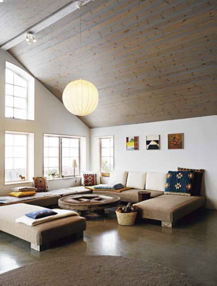 couleurs-neutres-haut-plafond-bois-canapé-beige-blanc-plancher-marron couleurs neutres
